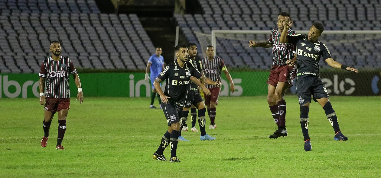 Disputa de bola entre jogadores