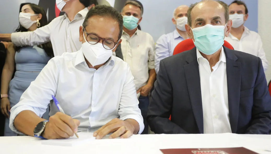 Dr. Hélio assina ficha de filiação ao MDB