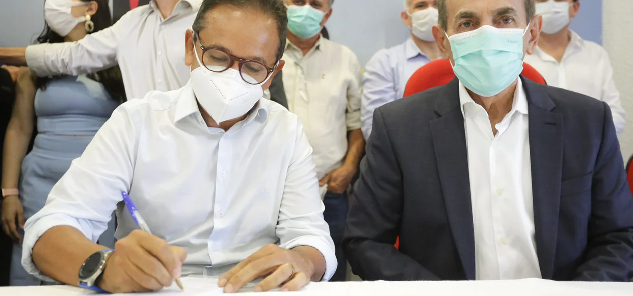 Dr. Hélio assina ficha de filiação ao MDB