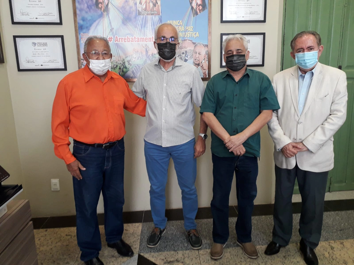 Dr. Pessoa ao lado de Jesus Rodrigues, Robert Rios e João Henrique