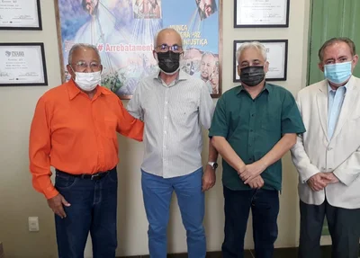 Dr. Pessoa ao lado de Jesus Rodrigues, Robert Rios e João Henrique