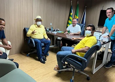 Dr. Pessoa reunido com vereadores