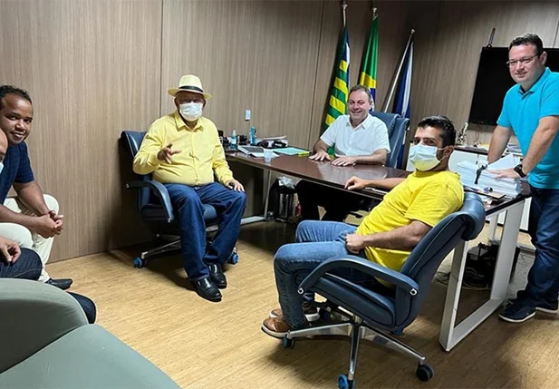 Dr. Pessoa reunido com vereadores