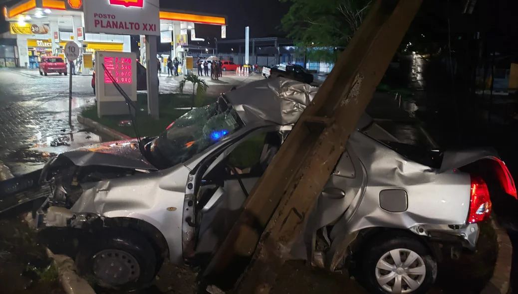 Duas pessoas estavam no carro