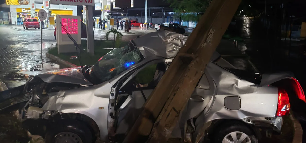 Duas pessoas estavam no carro