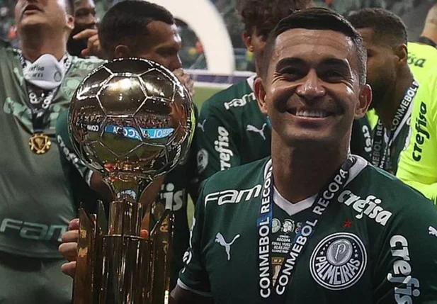 Dudu com a taça da Recopa, seu sétimo troféu pelo Palmeiras