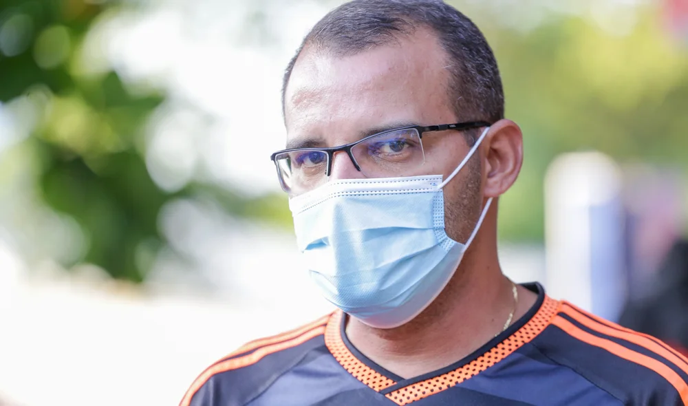 Éder Lima, um dos donos do bar