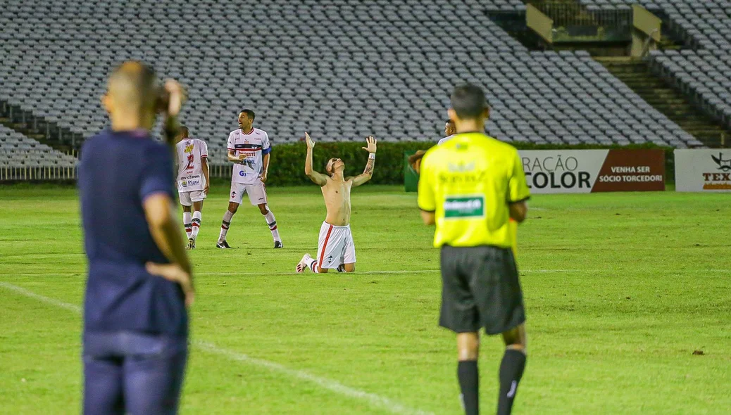 Edson Souza observa a partida