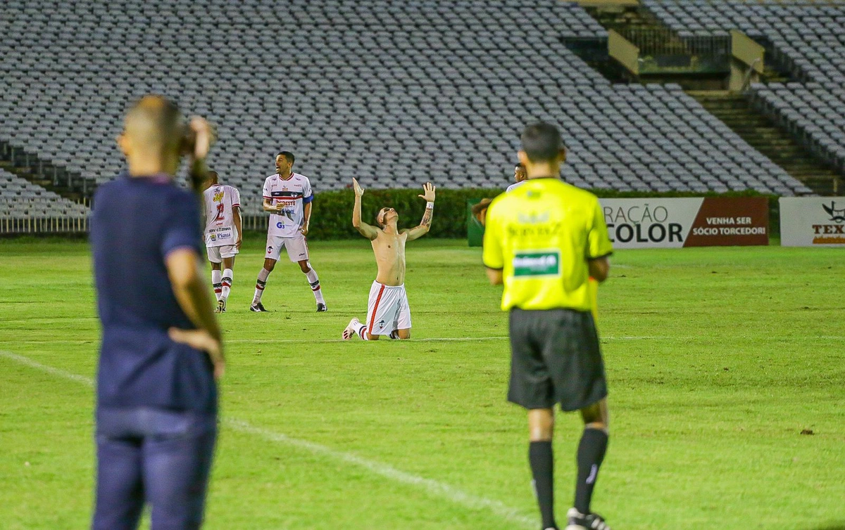 Edson Souza observa a partida
