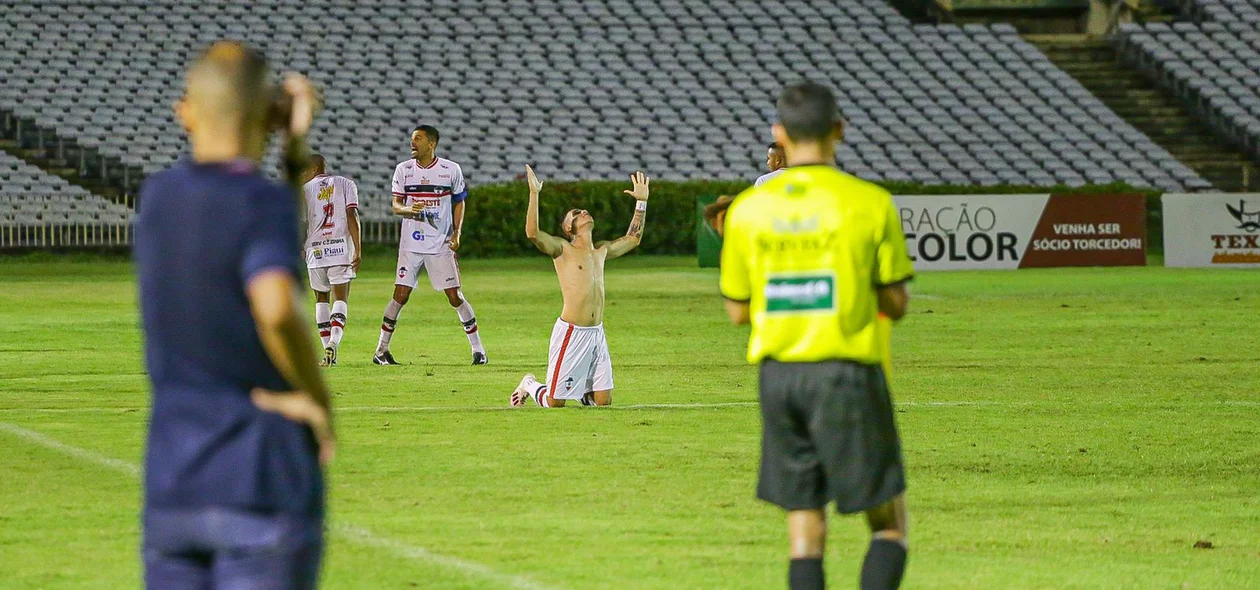 Edson Souza observa a partida