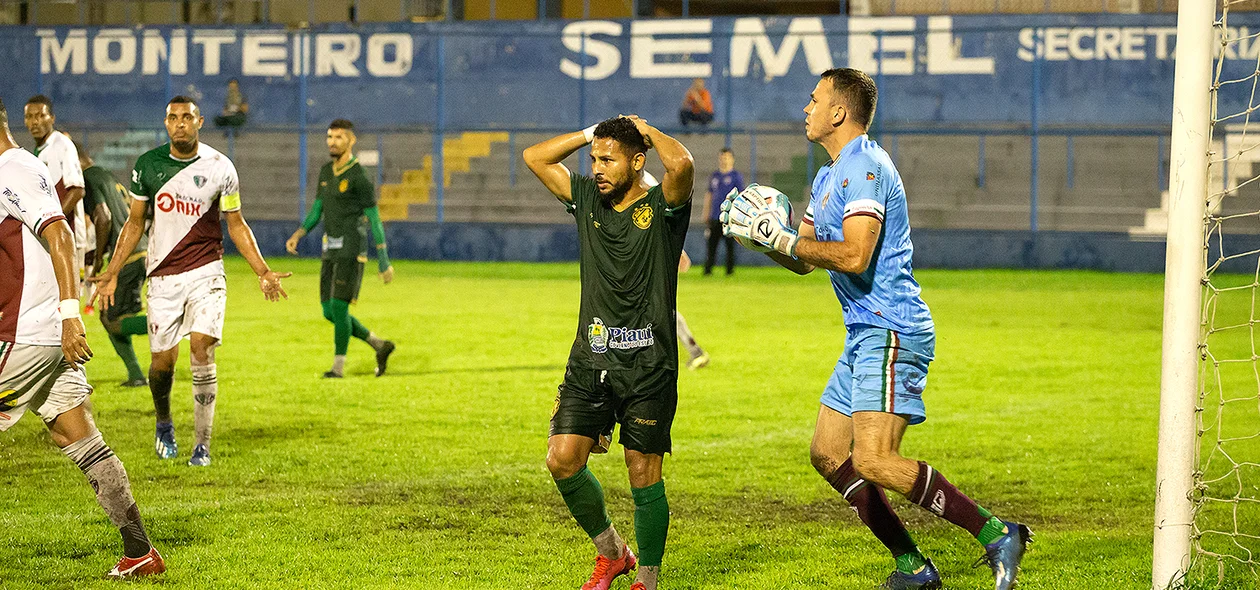 Elielton lamentando o gol perdido