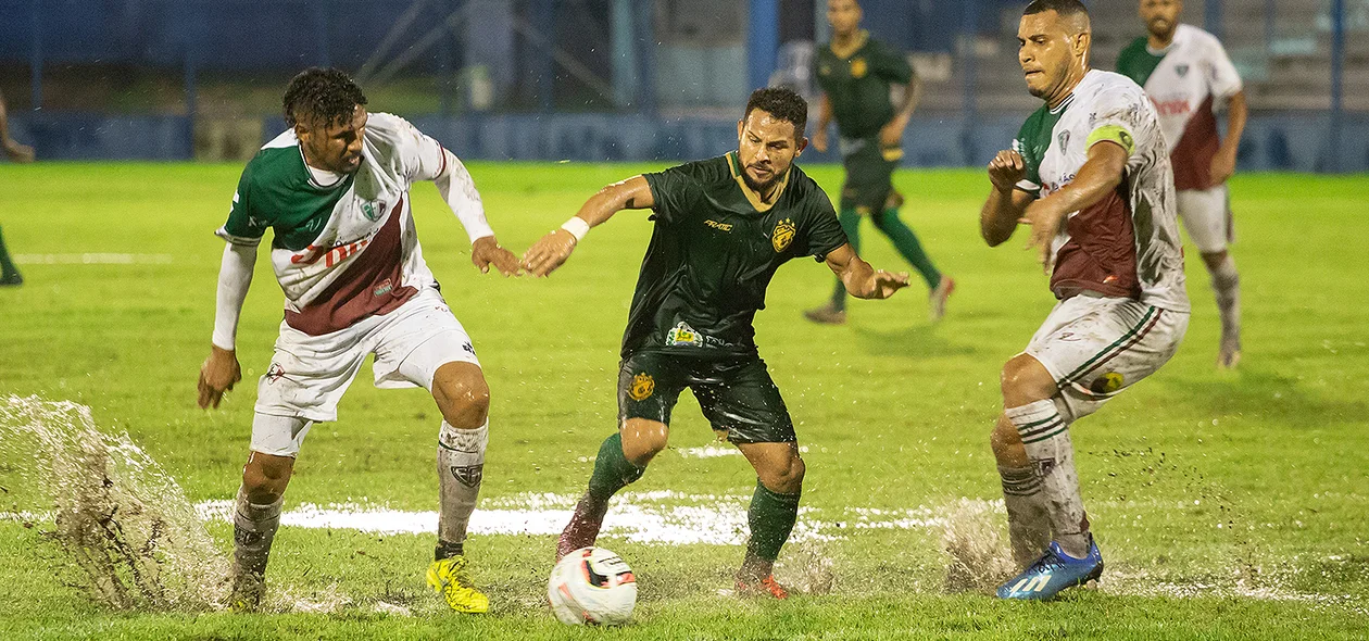 Elielton tenta e infiltrar na área adversária