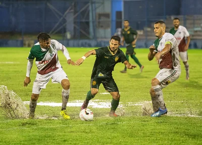 Elielton tenta e infiltrar na área adversária