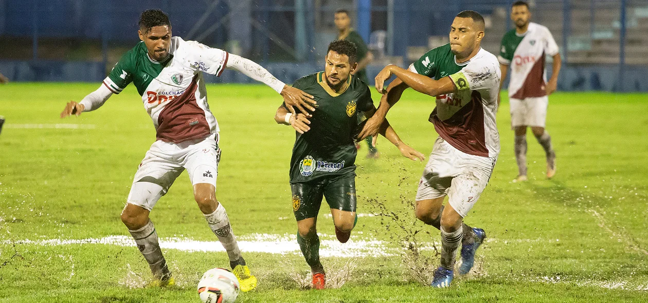 Elielton tentando passar pela defesa