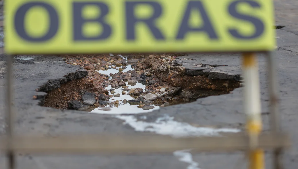 Enorme buraco em avenida de Teresina
