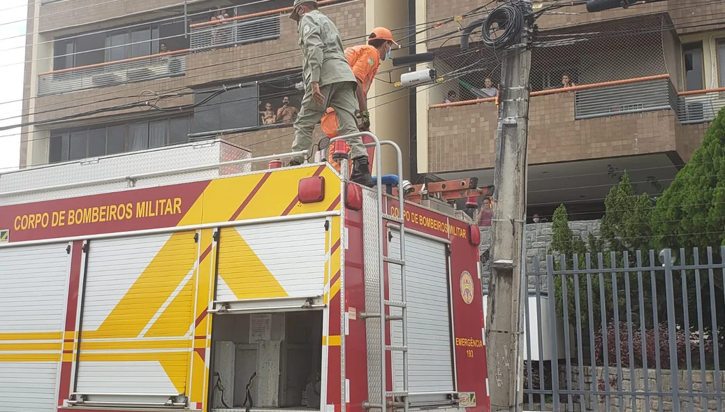 Equipe de bombeiros no local