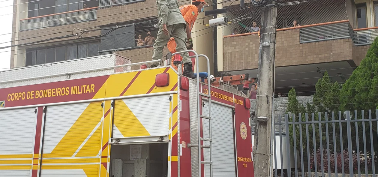 Equipe de bombeiros no local