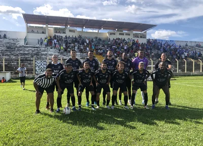 Equipe do Corisabbá antes do confronto com o Oeirense, no domingo (13), em Floriano