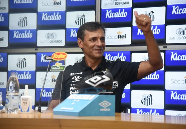 Fabían Bustos é apresentado como novo técnico do Santos