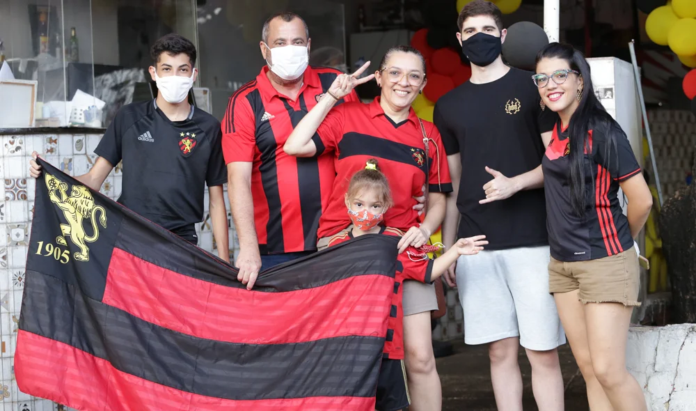 Família na concentração antes da partida