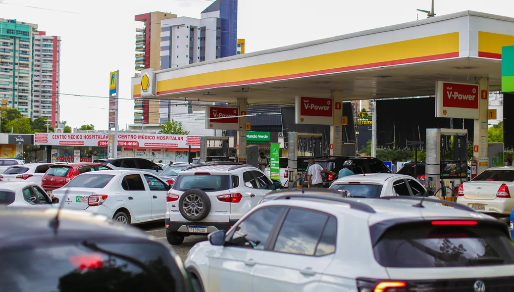 Fila no posto de combustível