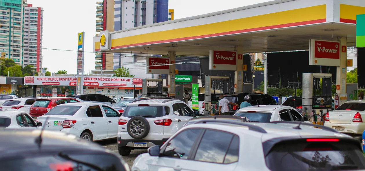 Fila no posto de combustível