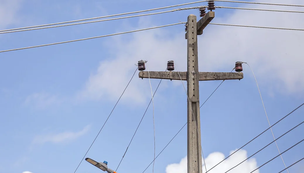 Fios de média tensão explodiram