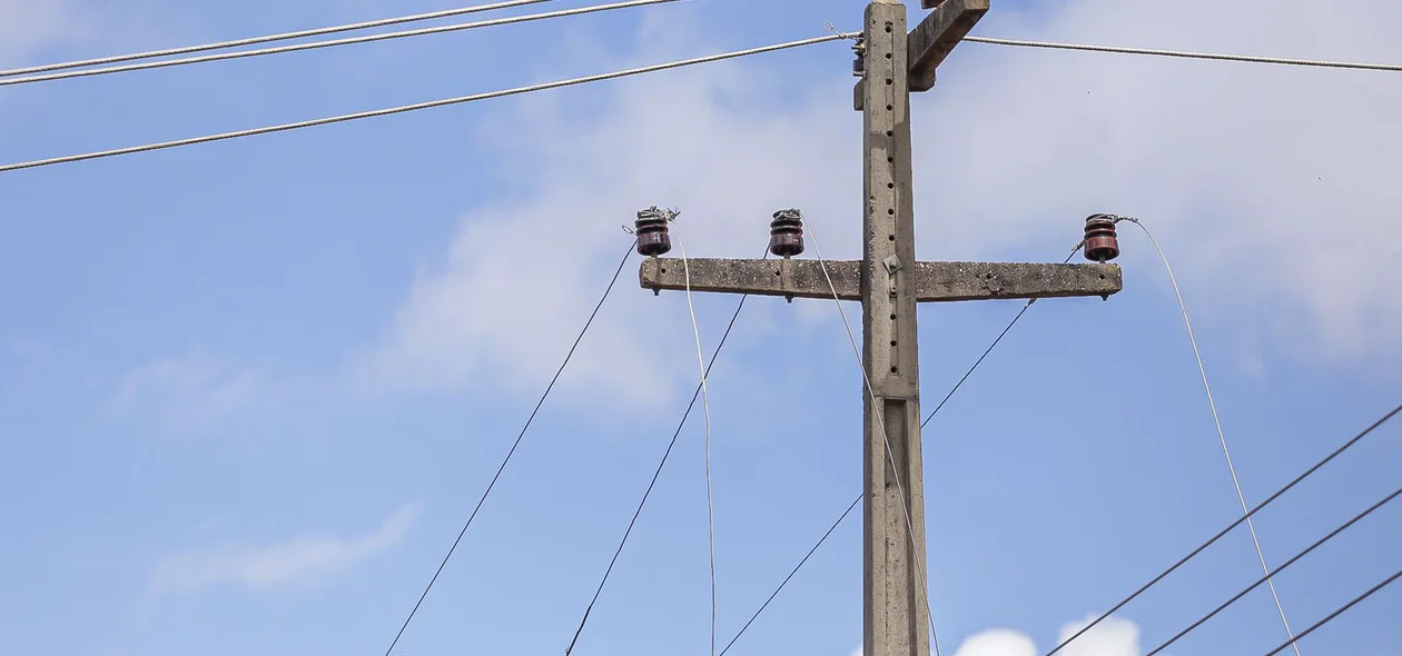 Fios de média tensão explodiram