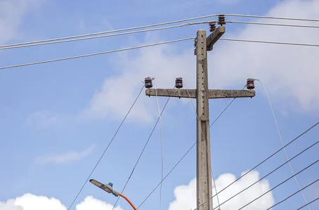 Fios de média tensão explodiram