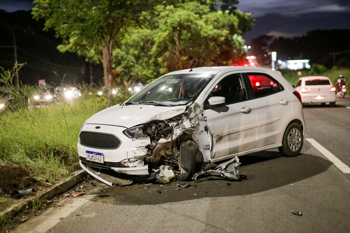 Ford Ka com a lateral destruída