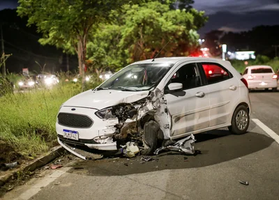 Ford Ka com a lateral destruída