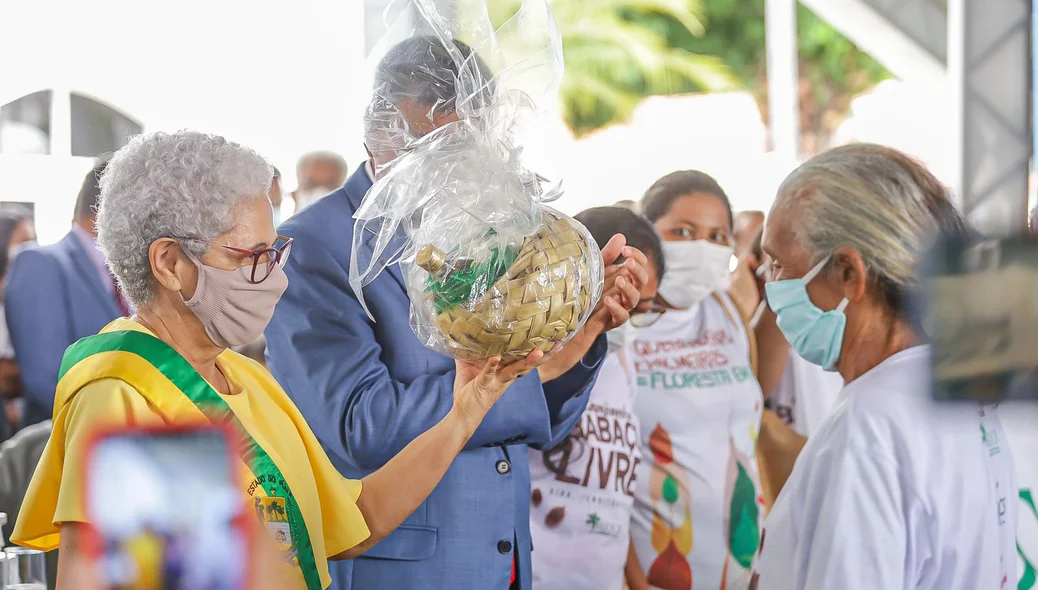 Governadora Regina Sousa recebeu presentes em sua posse