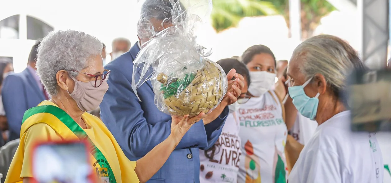 Governadora Regina Sousa recebeu presentes em sua posse