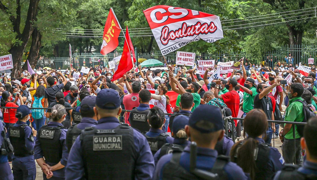 Guarda Municipal e manifestantes na Prefeitura de Teresina