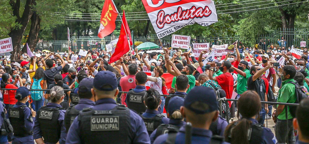Guarda Municipal e manifestantes na Prefeitura de Teresina