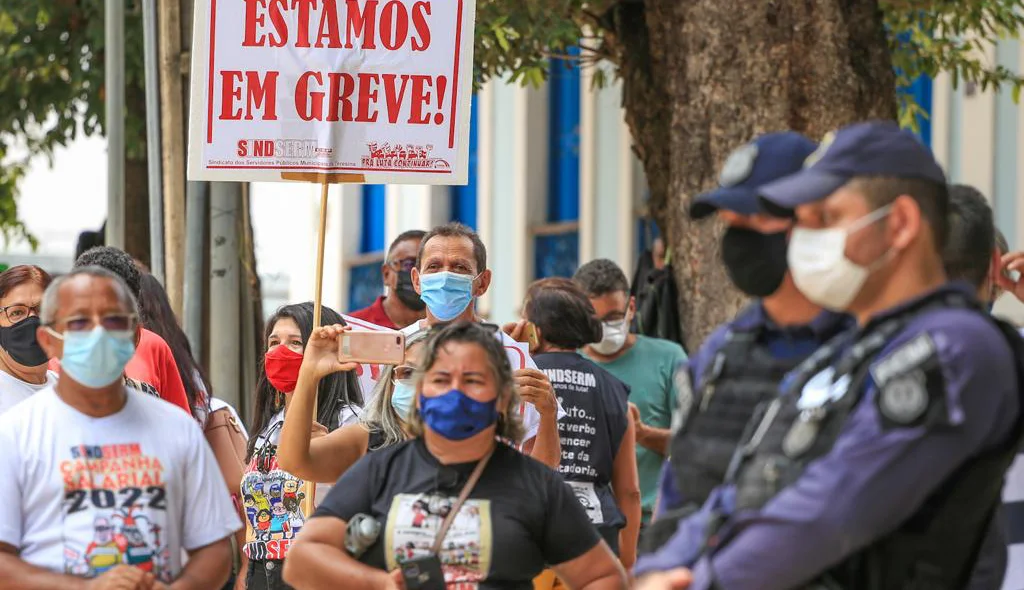 Guarda Municipal fez a contenção na entrada da Prefeitura de Teresina