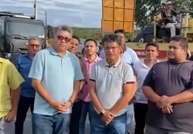 João Mádison ao lado do prefeirto João da Cruz e de líderes de Palmeira do Piauí