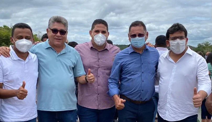 João Mádison ao lado do prefeito Zitim, do secretário Rafael Fonteles e de líderes de Socorro do Piauí