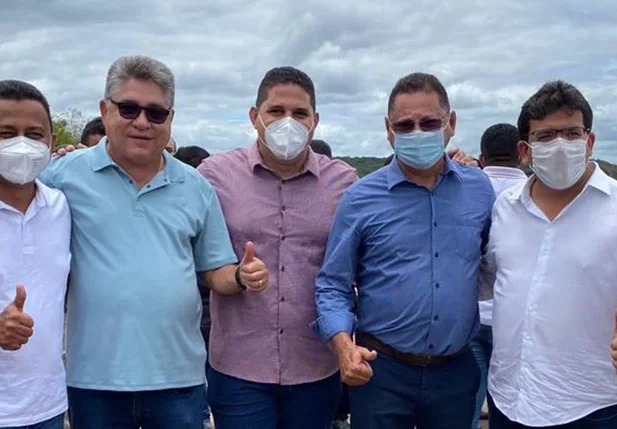 João Mádison ao lado do prefeito Zitim, do secretário Rafael Fonteles e de líderes de Socorro do Piauí