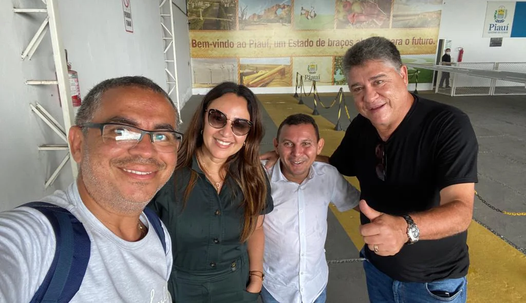 João Mádison e o assessor Lira Barros. ao lado da deputada Rejane Dias e do secretário Maurdo Eduardo