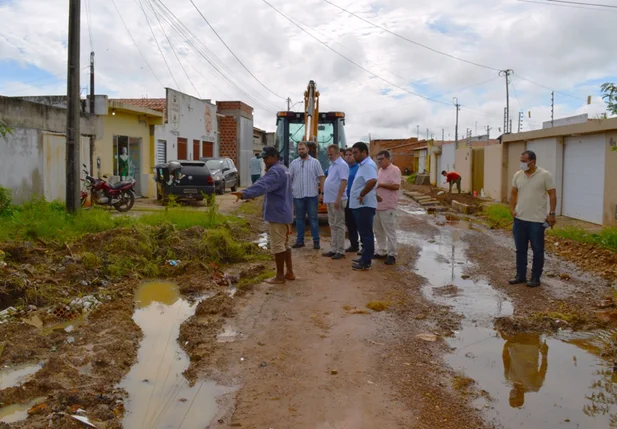 Joãozinho Félix visitando a obra