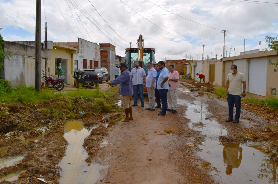 Joãozinho Félix visitando a obra