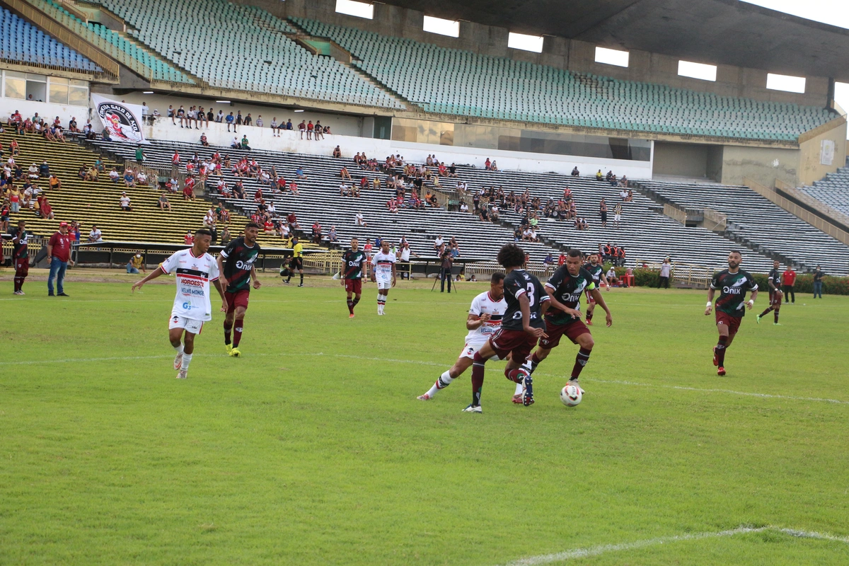 Jogada de ataque do River na partida contra o Fluminense-PI, ao fundo, torcida do Galo permanece sentada