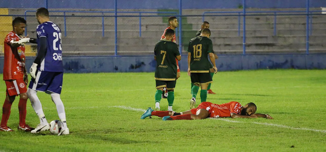 Jogador após o gol contra