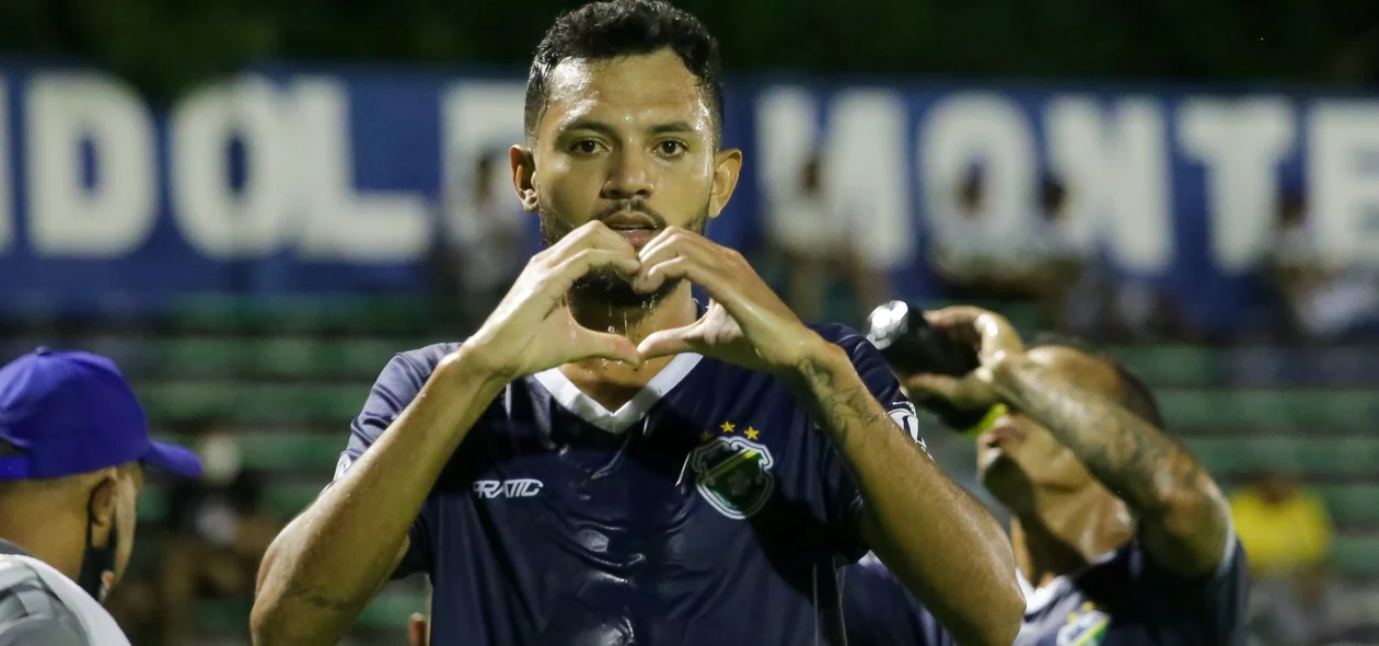 Jogador comemorando o Gol