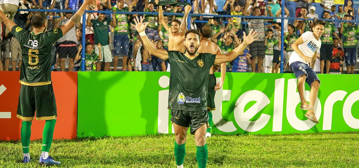 Jogador do Altos comemorando a vitória