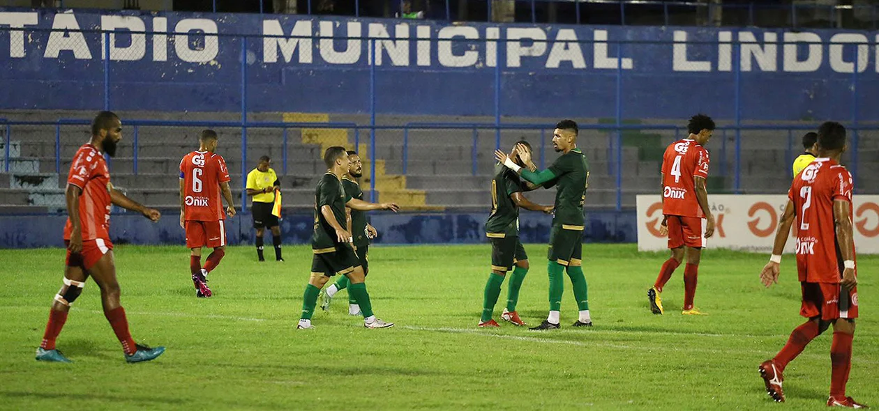 Jogadores comemorando o gol