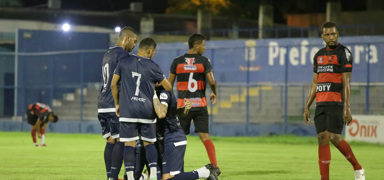 Jogadores comemorando