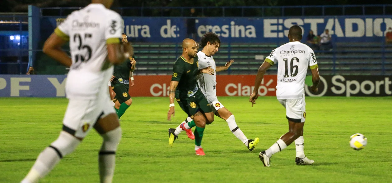 Jogadores disputando a bola