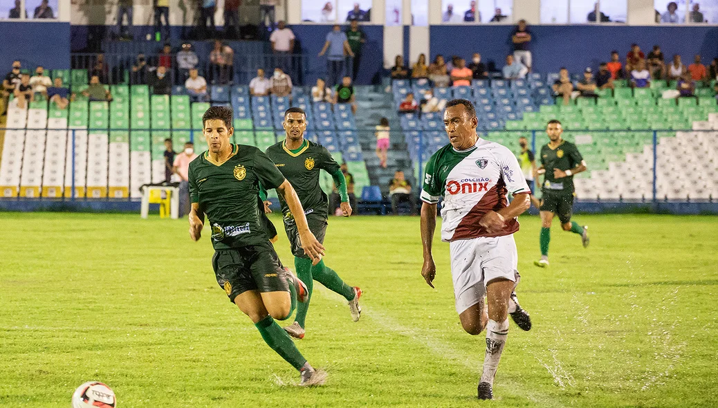 Jogadores disputando a bola